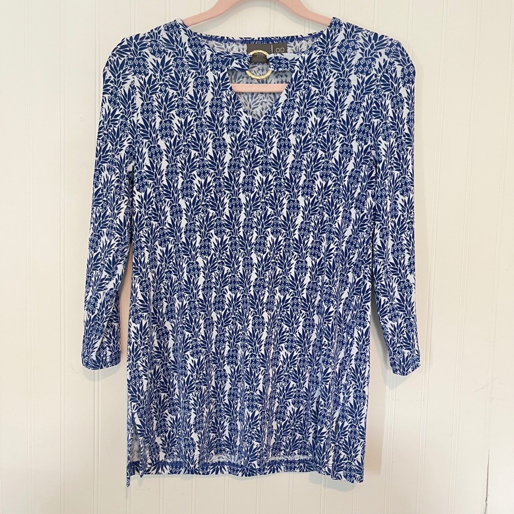 Travelers by Chicos Blue White Pineapple Print Tunic Gold Ring V-Neck Top 00 XS